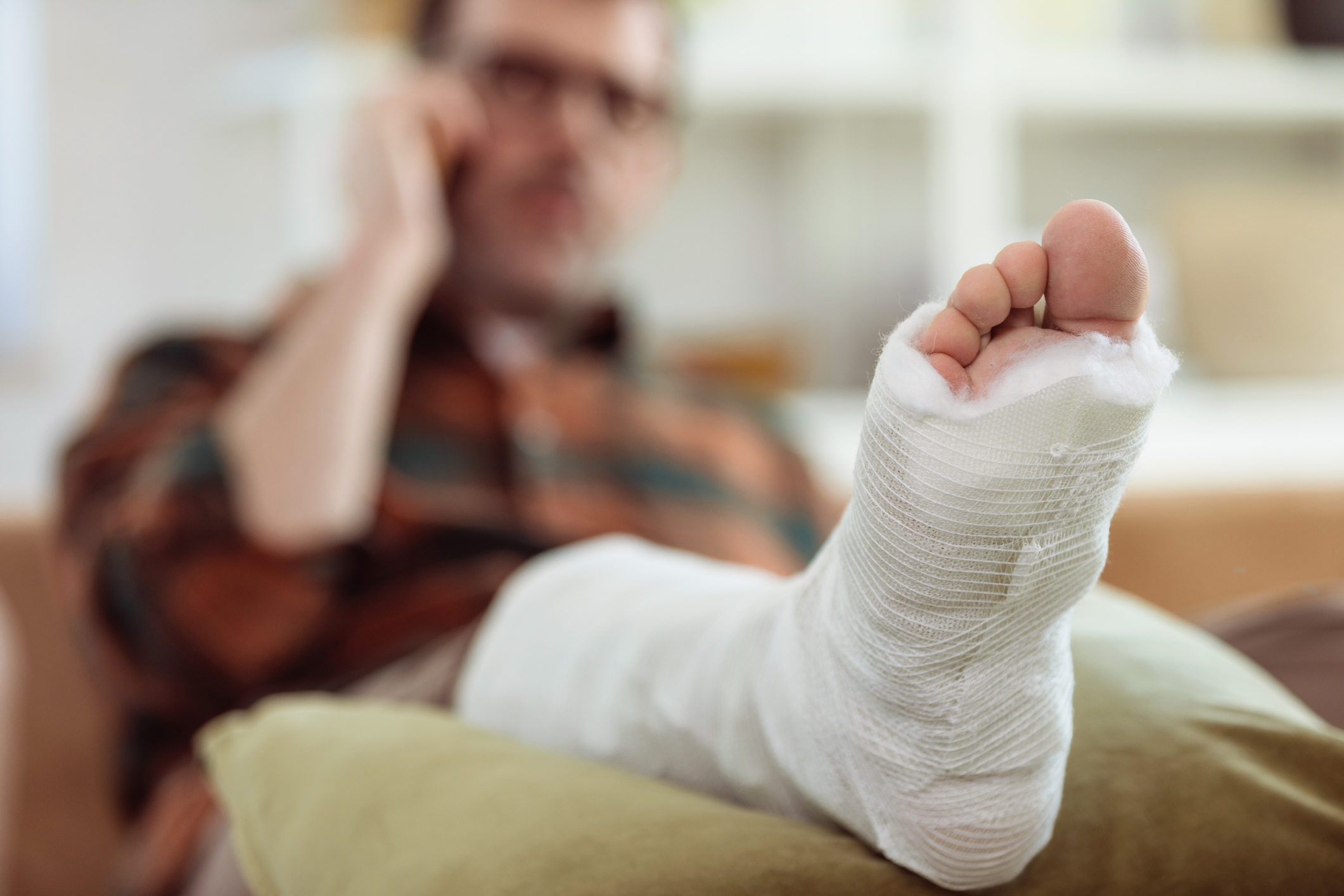 Mature man with broken leg at home